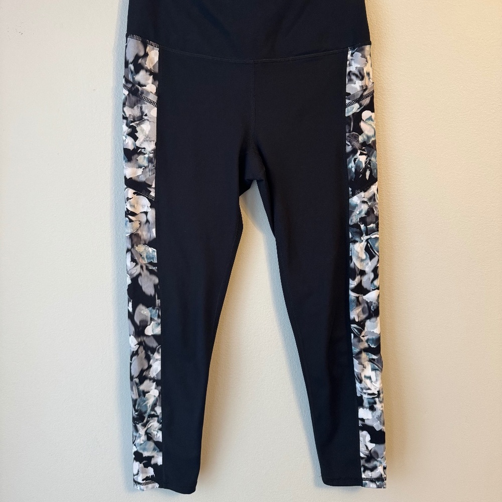 EUC Women’s Black and Blue Floral Gaiam ¾ length Leggings size Small